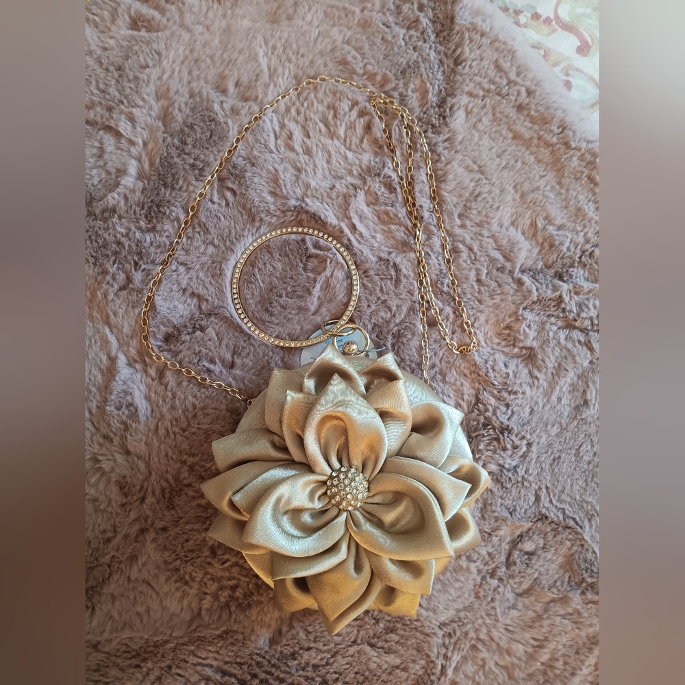 Elegant Gold Flower Clutch with Chain